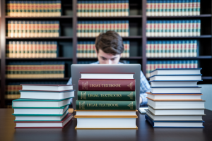 etudiant-dos-bibliotheque-ordinateur-droit