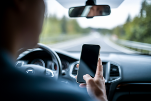 Téléphone au Volant Sans Arrêt : Amende et Réglementation