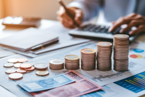 pieces-billets-graphique-boursier-table