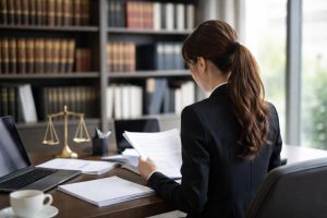 femme-professionnelle-bureau-bibliotheque-loi
